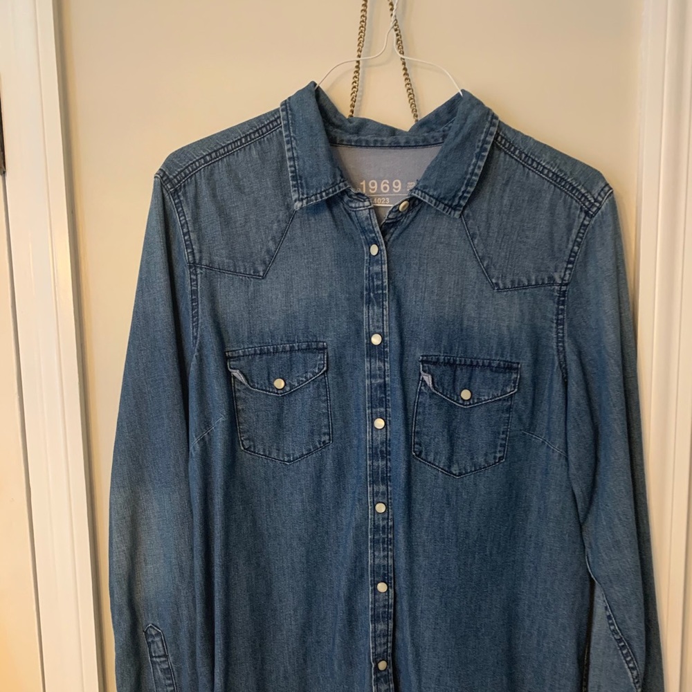 Gap size XL Denim Shirt with pearl like buttons.